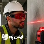 استفاده مهندس از عینک ایمنی لیزر قرمز توتاص AT116 برای مشاهده دقیق خط تراز در ساختمان