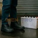 کفش ایمنی نگهبان مدل اورانوس با زیره مقاوم در برابر اسید در محیط کارخانه باتری‌سازی